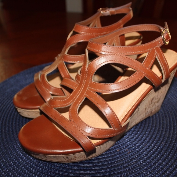 Shoes - Cute brown wedges